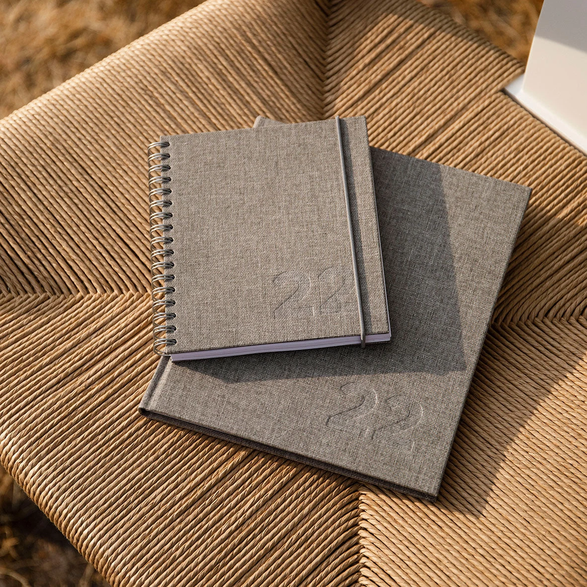 6M5A2011.jpg Diaries Bookbinders Design - 2022 Diary - Hardcover - Regular - Light Grey