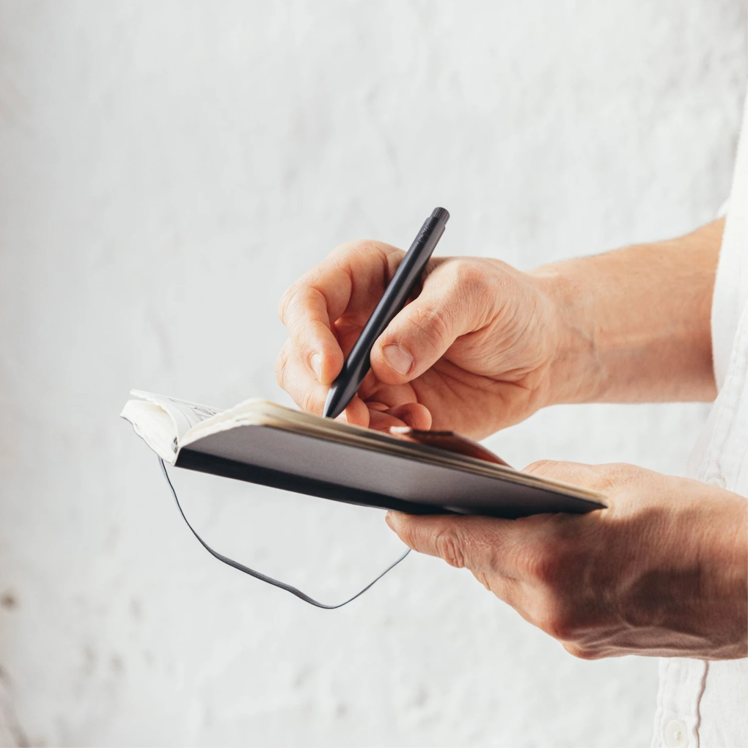 Ajoto-Rollerball-Pen-20.jpg Ajoto - Rollerball Pen - Stainless Steel - Carbon Black